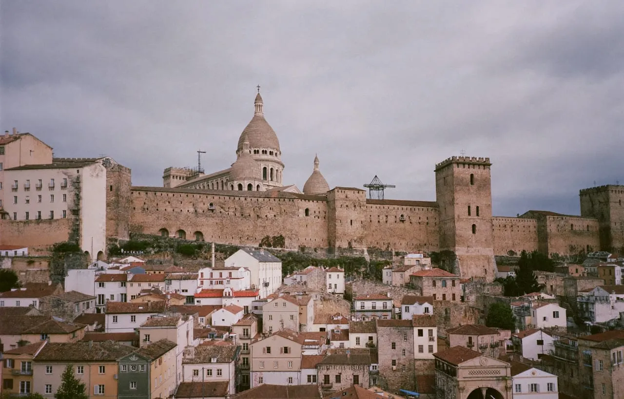 La ville haute fortifiée de Boulogne-sur-Mer et le dôme de la basilique Notre-Dame